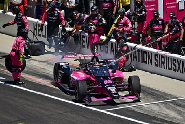 Helio Castroneves e sua equipe de apoio na Meyer Shank Racing (Foto: IndyCar Media)