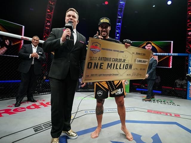 Antônio Cara de Sapato finalizou e conquistou o título dos médios da PFL (Foto: PFL MMA)