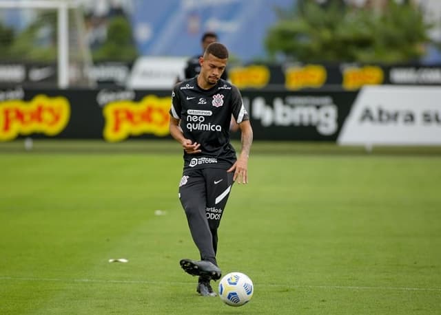 João Victor durante o treino desta sexta-feira no CT Joaquim Grava