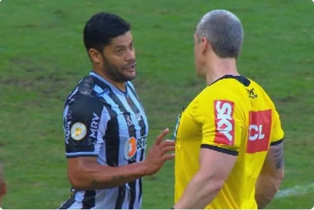 Hulk não aprovou a arbitragem de Anderson Daronco no duelo entre Galo e Flamengo, no Maracanã