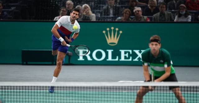 Novak Djokovic saca durante estreia da chave de duplas em Paris