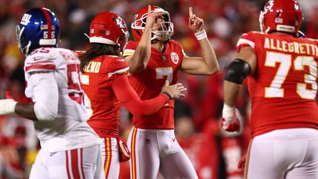 Harrison Butker celebra field goal convertido