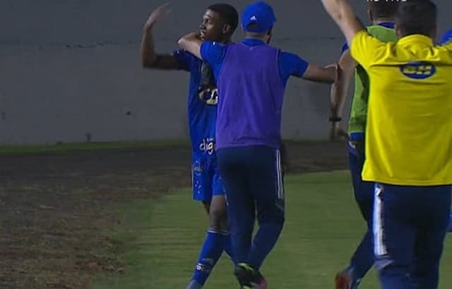 Thiago salvou o Cruzeiro e deixou a Raposa a três pontos da permanência na Série B