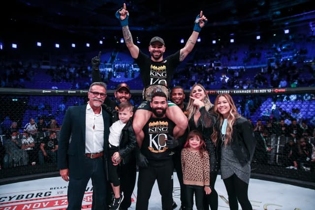 Patricky Pitbull celebra com sua família e sua equipe a conquista do cinturão