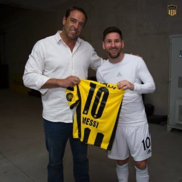 Presidente do Peñarol presenteia Messi