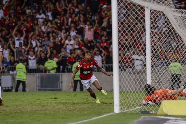 Flamengo x Corinthians - Bruno Henrique e Cassio