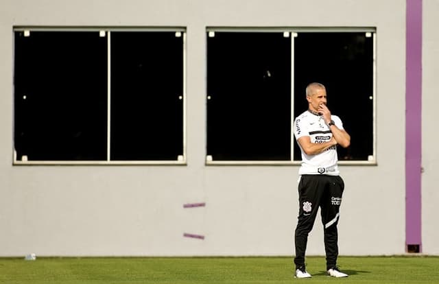 Sylvinho - treino do Corinthians - 16-11