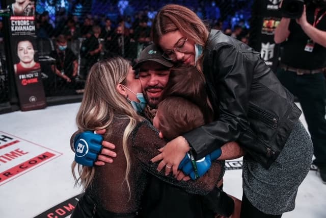 Patricky Pitbull com sua família logo após conquistar o cinturão do Bellator