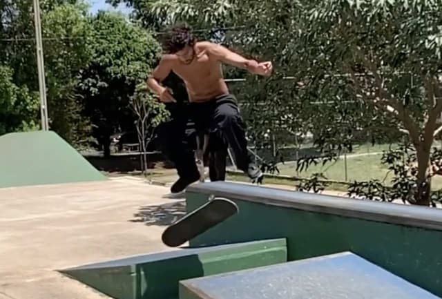 Gustavo Scarpa - manobra de skate