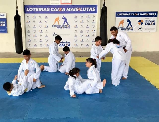 Alunos do núcleo de Manaus do projeto social "Loterias Caixa Mais Lutas"