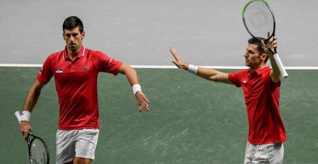 Novak Djokovic e Nikola Cacic comemoram ponto na Copa Davis