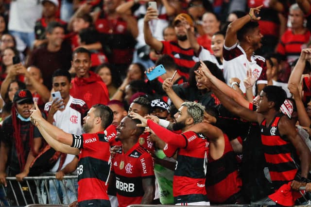 Jogadores com a torcida do Flamengo