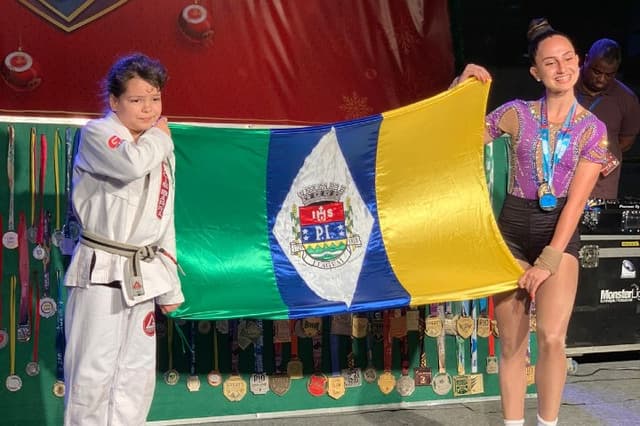 A campeão de Jiu-Jitsu Maria Pitbull e a ginasta multicampeã Manoella Aparecida são referências para a juventude itaguaiense (Foto: divulgação)