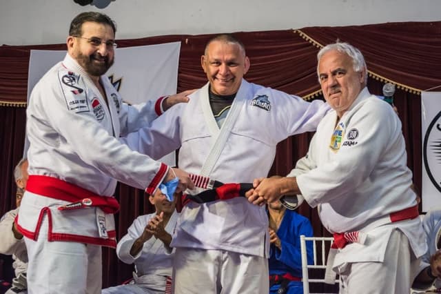 Aluno do saudoso mestre Carlson Gracie, Sergio Bolão foi promovido a faixa-coral de Jiu-Jitsu