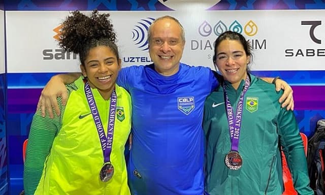 Laura Amaro, Dragos Stanica (técnico da Seleção) e Amanda Schott, após mais uma conquista histórica para o Brasil (Foto: Divulgação)