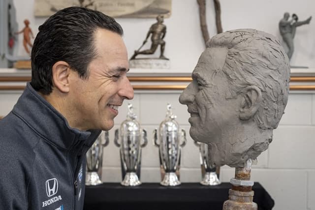 Helio Castroneves esteve no estúdio do escultor norte-americano Will Behrends (Foto: Loga Whitton/Borg-Warner)