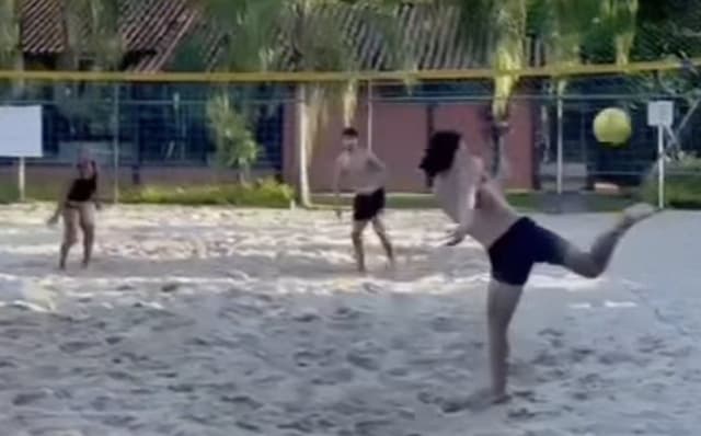 David Luiz jogando futevôlei