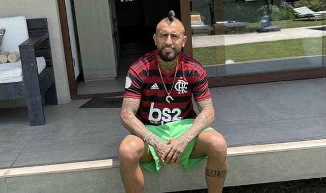 Arturo Vidal com camisa do Flamengo