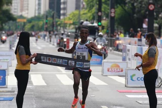 O Etíope Belay Bezabh vence a 96ª Corrida de São Silvestre. (Luiz Doro Neto/Divulgação)