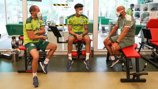 Goleiro Marcelo Lomba (esq.) durante a reapresentação do Palmeiras nesta quarta