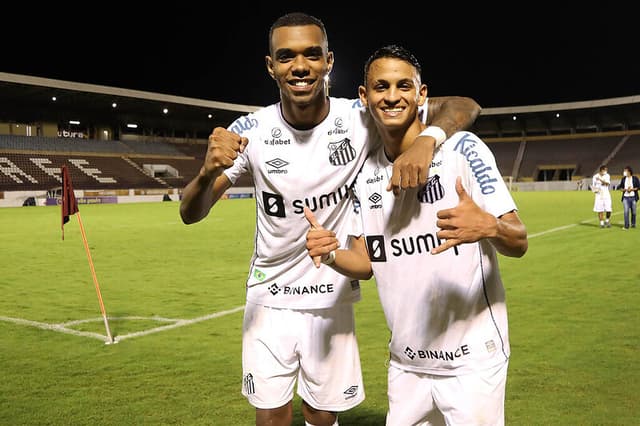 Lucas Pires e Weslley, do time do Santos na Copinha