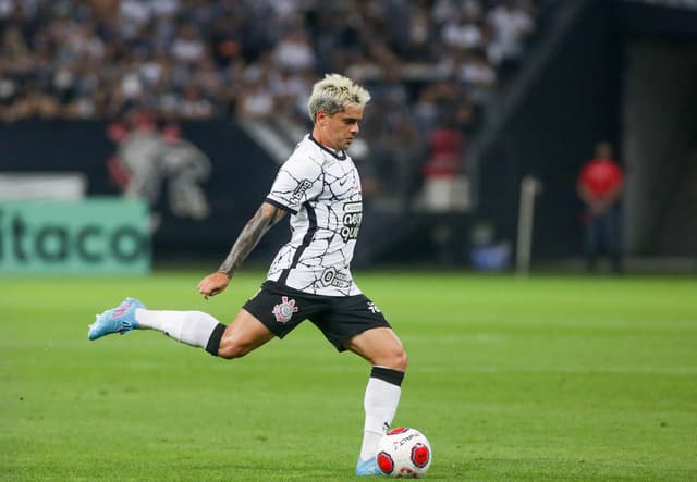 Fagner caiu de rendimento com Sylvinho no Corinthians