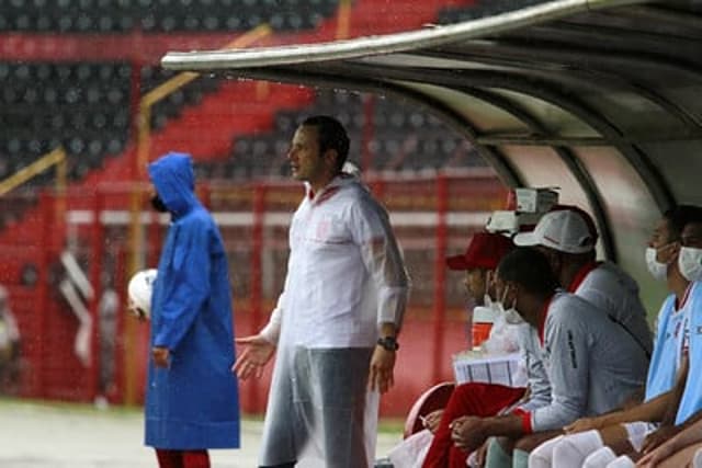 Bruno Pivetti, técnico vo Villa Nova, elogiou sua equipe,que empatou com o Pouso Alegre, pelo Mineiro