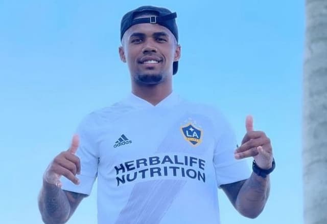 Douglas Costa com camisa do Los Angeles Galaxy