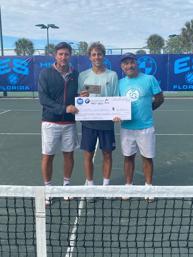 Pedro Boscardin com troféu ao lado de Ricardo Schlachter e Larri Passos