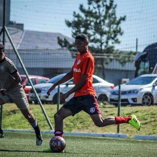 Kaio assinou contrato de formação com o Colorado (Foto: Divulgação)