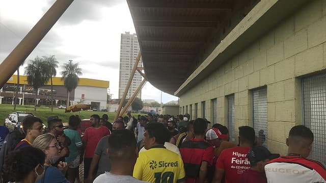 Fila na Arena Pantanal