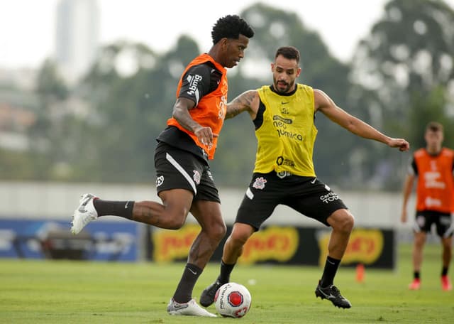 Treino Corinthians - Gil e Renato Augusto