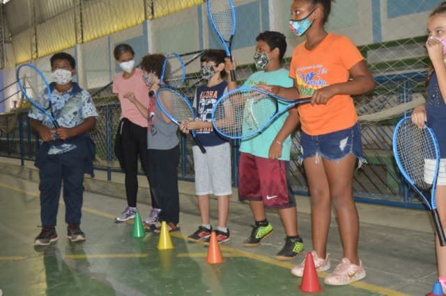 Crianças do projeto Tênis no Vale