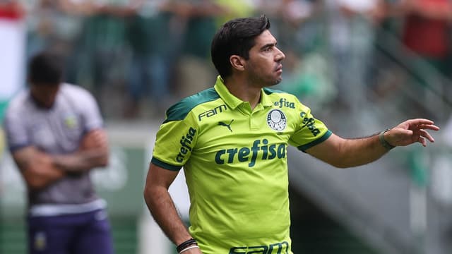 Abel Ferreira comanda o Palmeiras durante partida do Paulistão