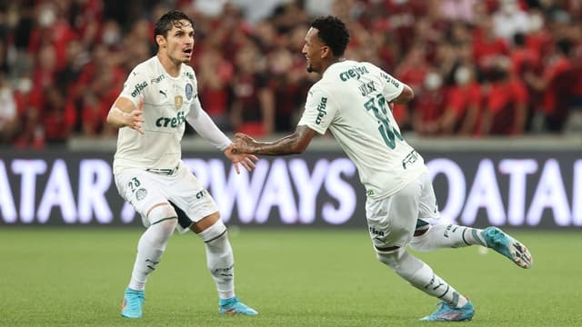 Raphael Veiga e Jailson marcaram os gols do Palmeiras no empate com o Athletico