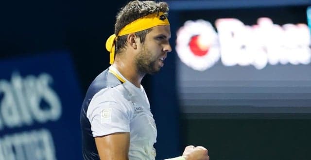 Jiri Vesely vibra durante vitória sobre Novak Djokovic em Dubai