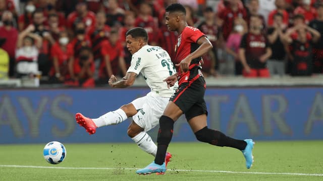 Gabriel Verón criou boa chance mas finalizou para fora