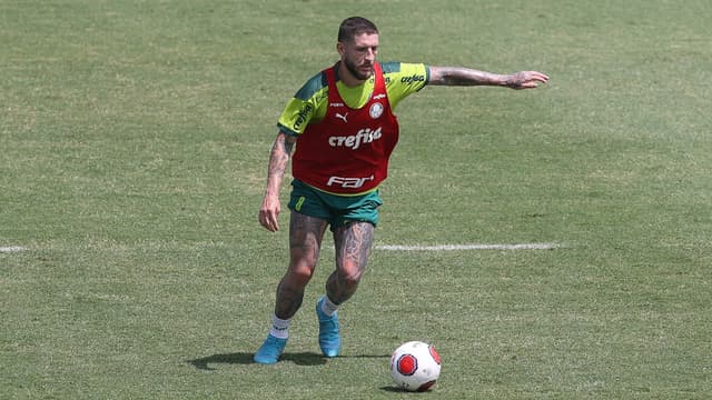 Zé Rafael entrou em campo contra o Athletico e segue treinando sem restrições