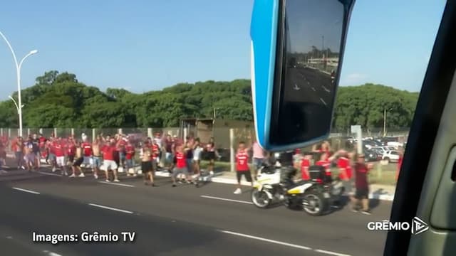 Frame õnibus do grêmio sendo apedrejado