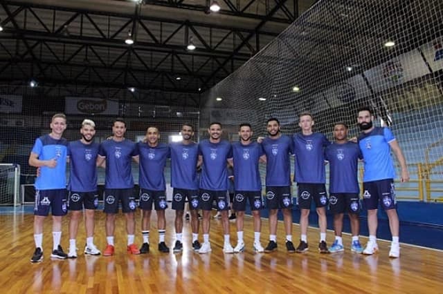 Elenco do Foz Cataratas Poker Futsal está pronto para a temporada da LNF (Foto: Nilton Rolin)