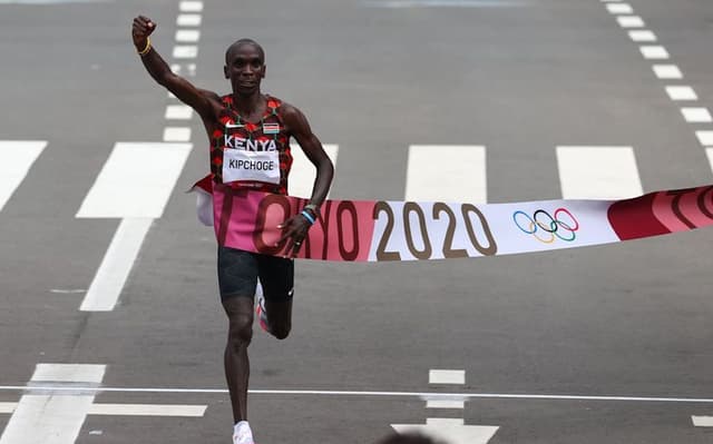 Queniano Eluid Kipchoge, recordista mundial e bicampeão olímpico, é o favorito na Maratona de Tóquio, neste sábado