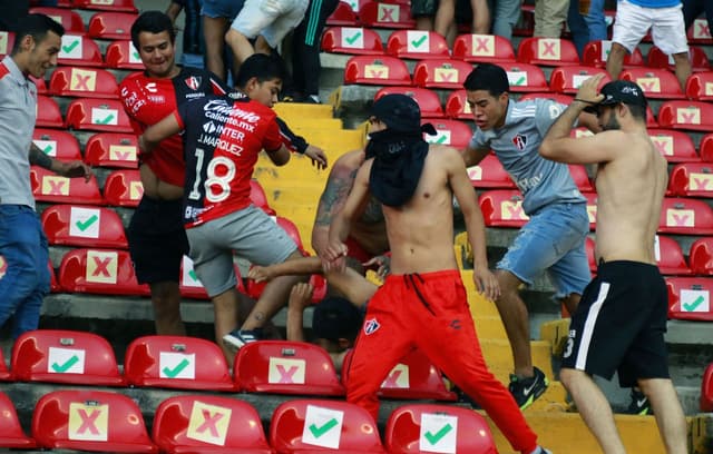 Briga no México no jogo entre Querétaro e Atlas