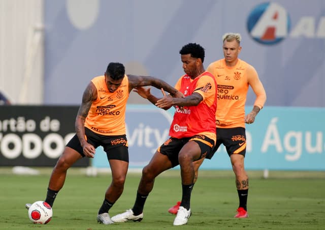 Gil, Paulinho e Róger Guedes - Corinthians