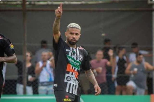 Douglas tem chamado a atenção de clubes brasileiros pelo bom Estadual que vem fazendo