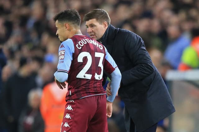 Leeds x Aston Villa - Philippe Coutinho e Steven Gerrard