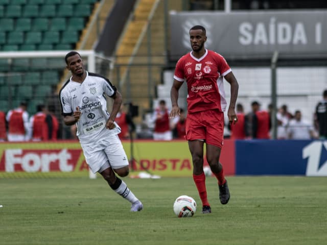 Kadu Ribeiro ganha destaque na defesa do Hercílio Luz (Foto: Divulgação)