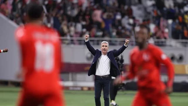 Técnico português, Luís Castro, vibrando na goleada do Al Duhail