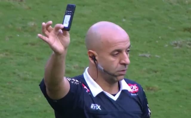 Jean Pierre Gonçalves Lima com o celular atirado contra Lucas Silva