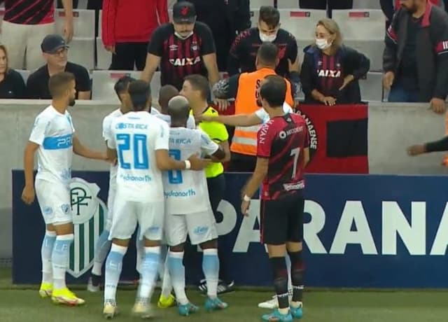 Samuel Santos discutindo com torcedores após alegada injúria racial