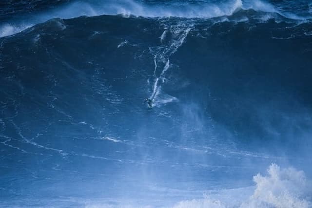 Lucas Fink encara Canhão de Nazaré com prancha de skimboard (Crédito: Victor Eleutério Costa/ Red Bull Content Pool)